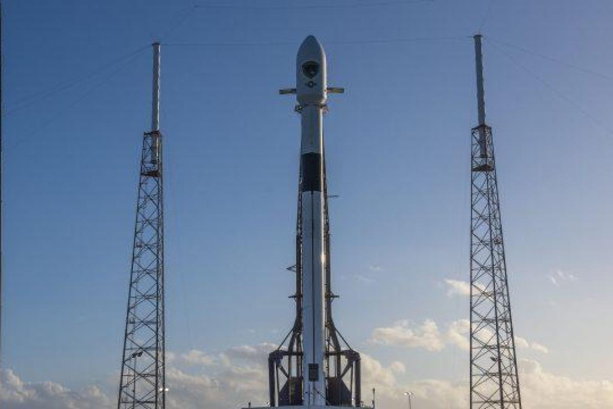SpaceX запустила ракету-носитель Falcon 9 со спутником GPS SpaceX запустила ракету-носитель Falcon 9 со спутником GPS
