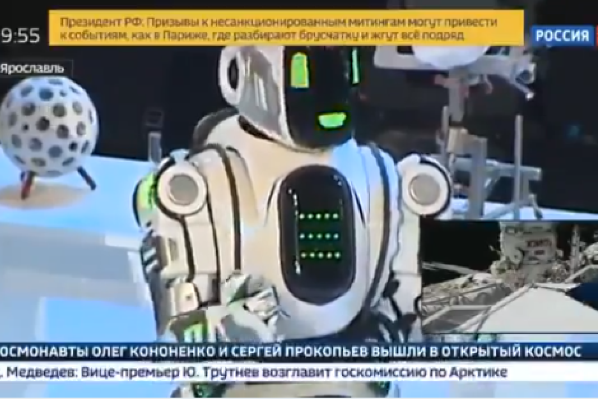 В России за "самого современного робота" выдали человека в костюме: кадры В России за "самого современного робота" выдали человека в костюме: кадры