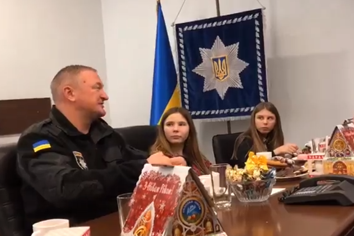 Глава Нацполиции Украины пригласил на чаепитие "проблемных" детей Глава Нацполиции Украины пригласил на чаепитие "проблемных" детей