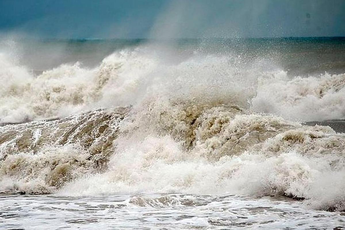 Синоптики прогнозируют в Азовском море шторм с двухметровыми волнами Синоптики прогнозируют в Азовском море шторм с двухметровыми волнами