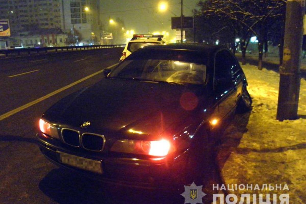 Киевлянка пыталась угнать машину и врезалась в столб Киевлянка пыталась угнать машину и врезалась в столб