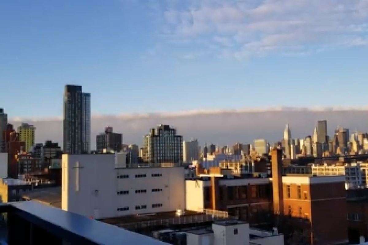 Житель Нью-Йорка заметили над городом аномальную тучу