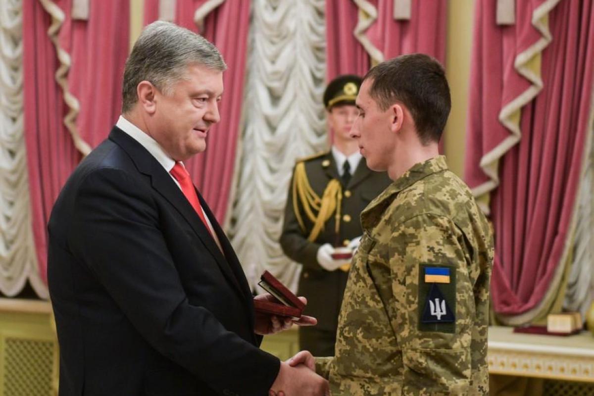 Порошенко наградил военных высокими государственными наградами ко Дню ВСУ Порошенко наградил военных высокими государственными наградами ко Дню ВСУ