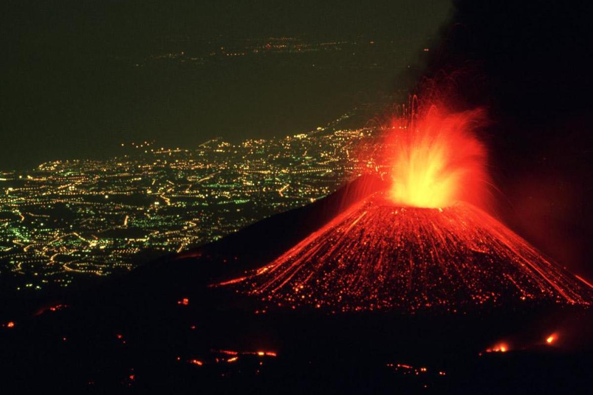 В Италии проснулся самый высокий вулкан Европы