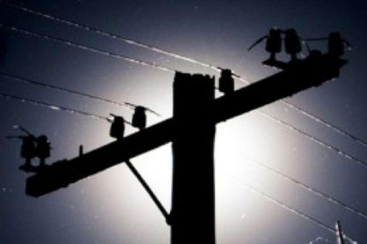 Непогода оставила без электричества более сотни населенных пунктов Украины Непогода оставила без электричества более сотни населенных пунктов Украины