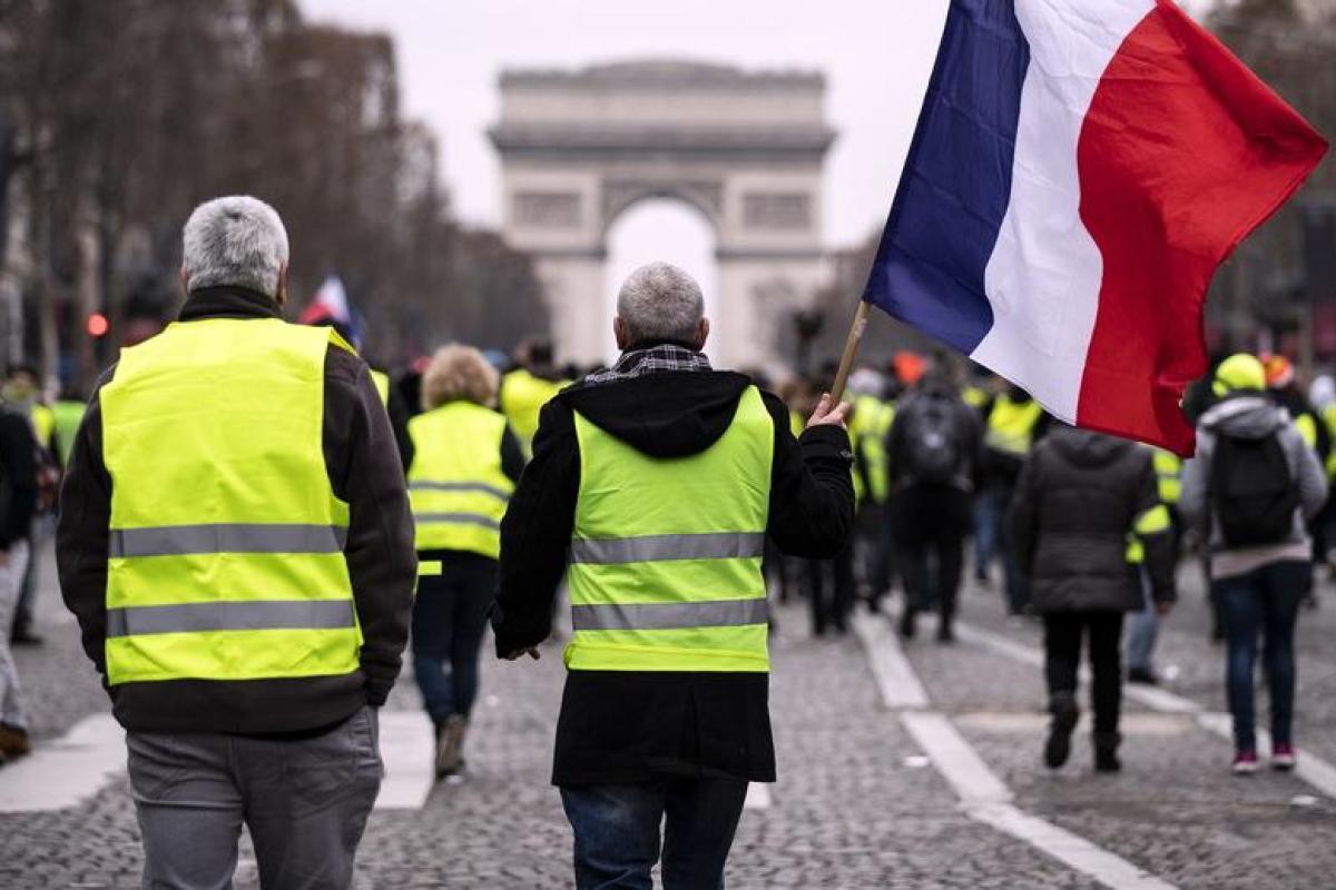 Новый протест "желтых жилетов": в Париже зафиксированы столкновения с полицией