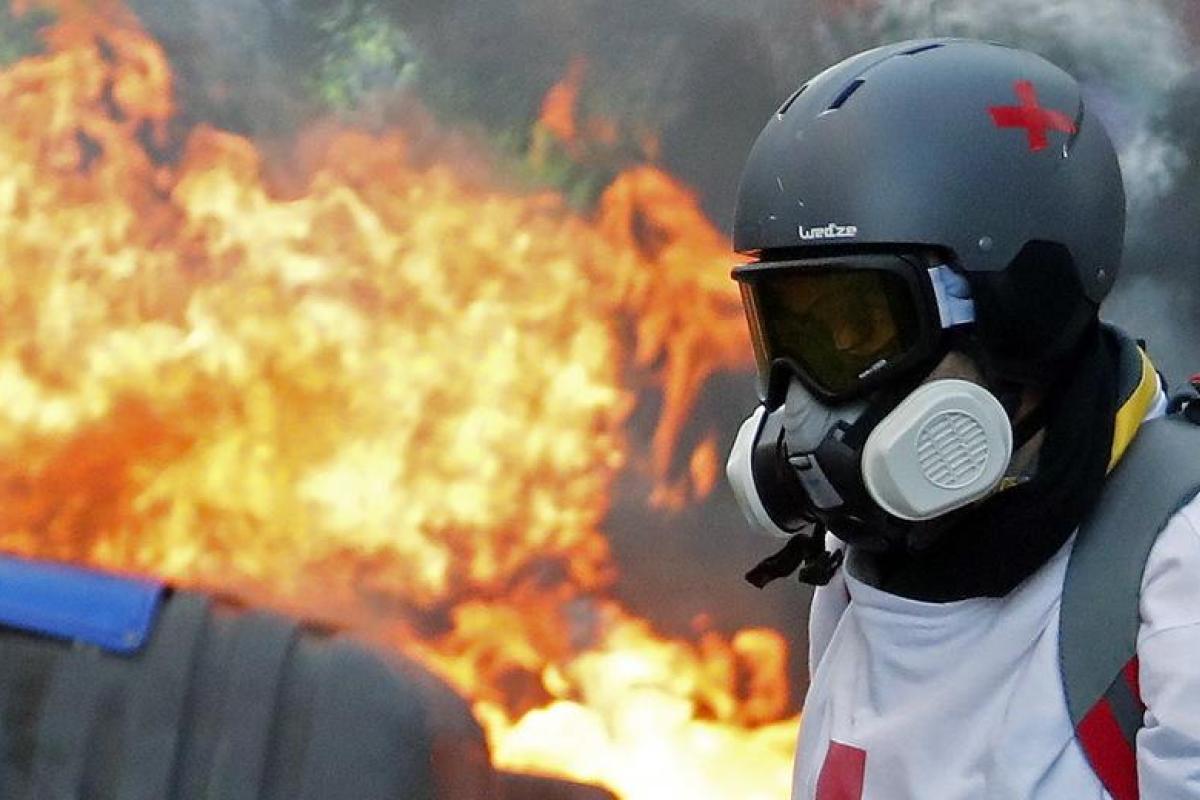 Спикера французского правительства эвакуировали из офиса, куда ворвались "желтые жилеты"