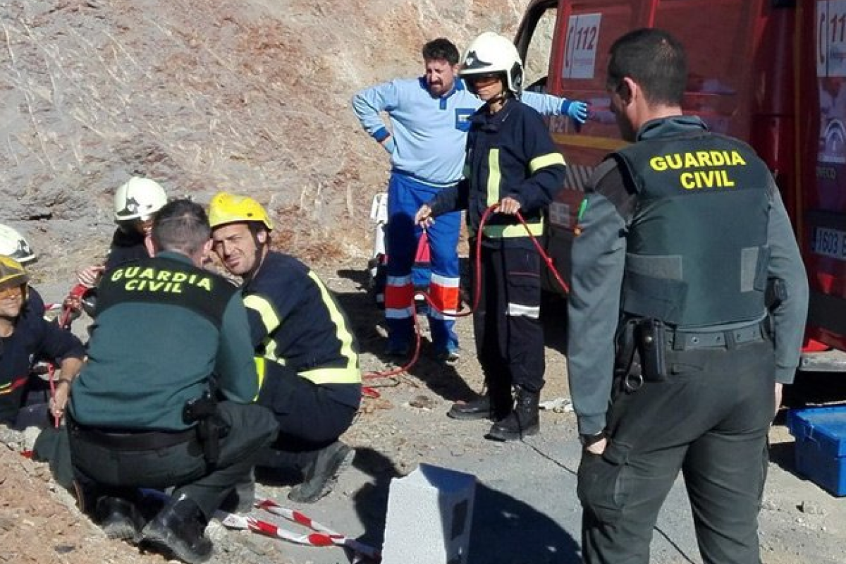 В Испании третий день спасают ребенка, который провалился в 100-метровый колодец