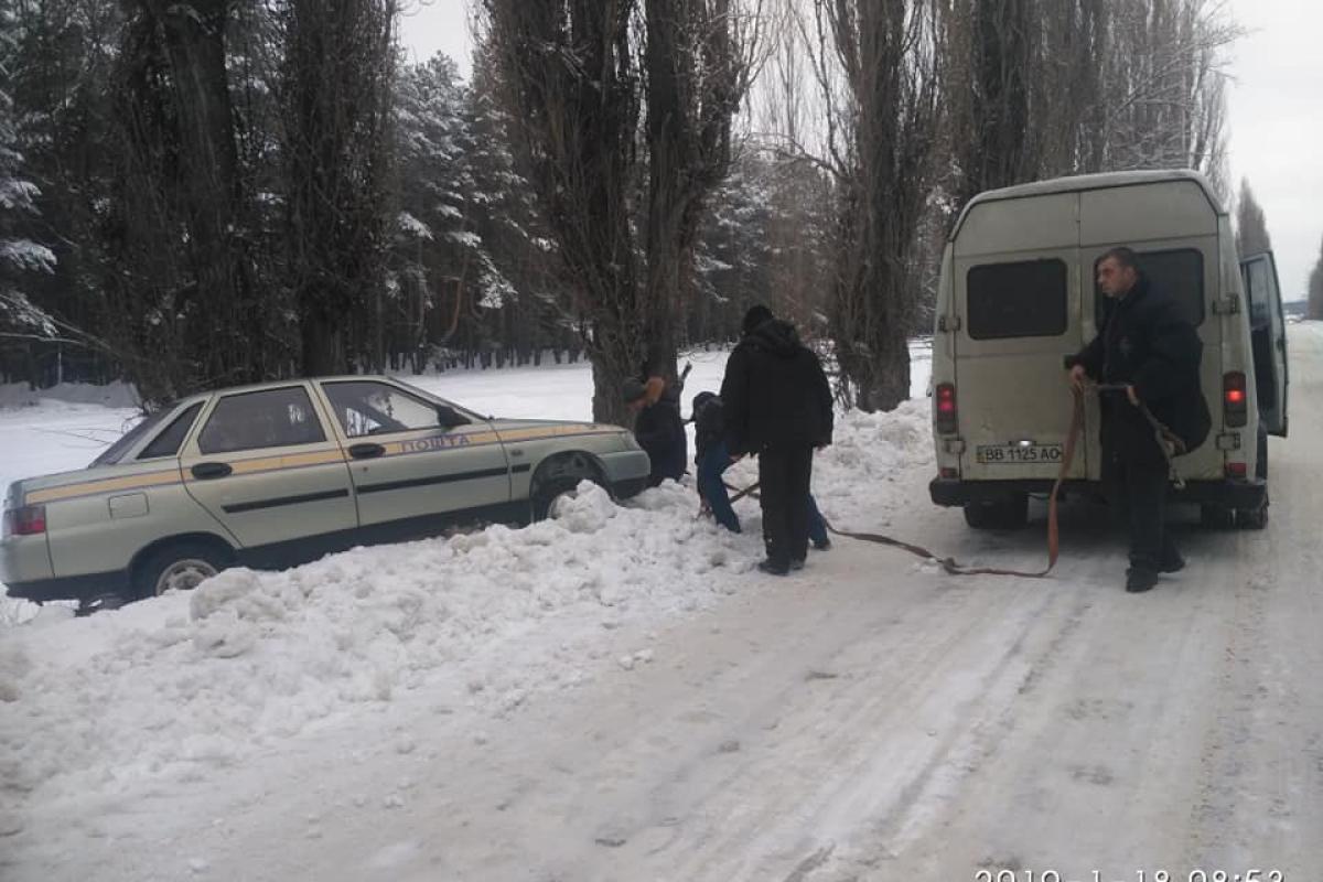 Автомобиль "Укрпочты" улетел в кювет возле Северодонецкого аэропорта Автомобиль "Укрпочты" улетел в кювет возле Северодонецкого аэропорта