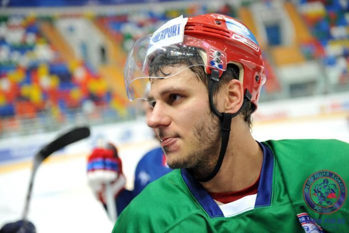 Российский хоккеист Сапрыкин устроил пьяный дебош на борту самолета и избил стюардессу