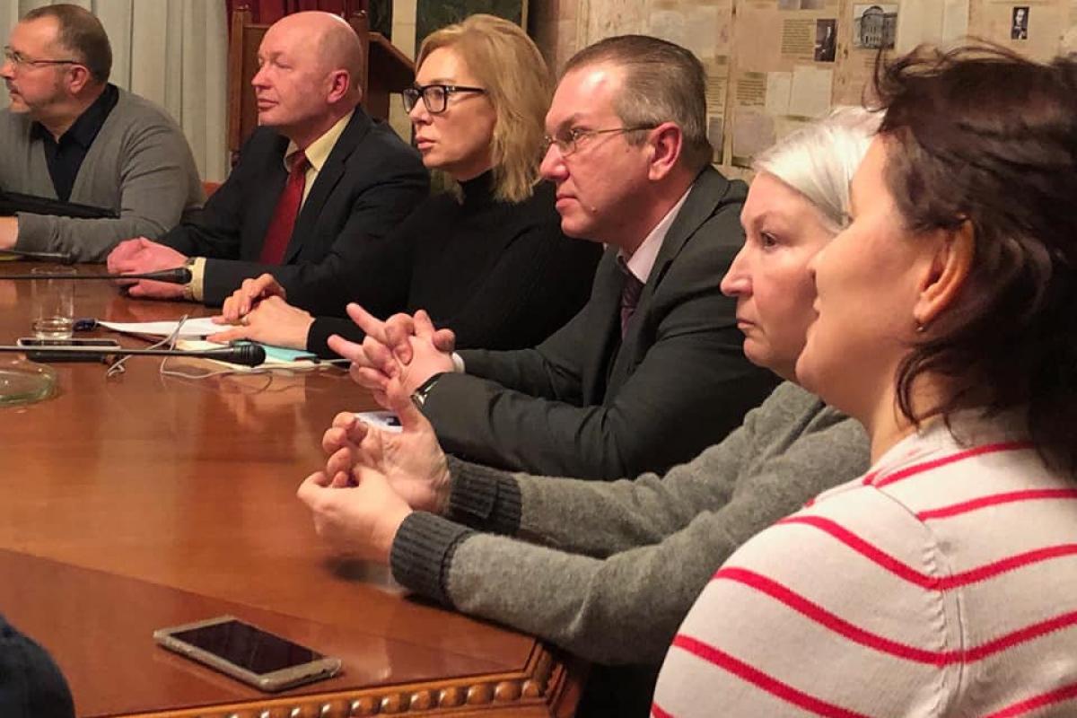 Денисова и родственники пленных моряков встретились с активистами и правозащитниками в Москве Денисова и родственники пленных моряков встретились с активистами и правозащитниками в Москве