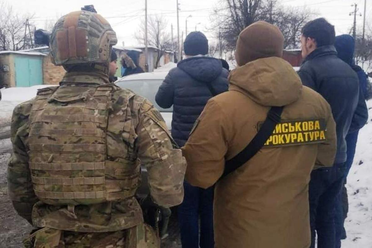 На Донбассе силы ООС задержали бывшего военного, который торговал боеприпасами На Донбассе силы ООС задержали бывшего военного, который торговал боеприпасами