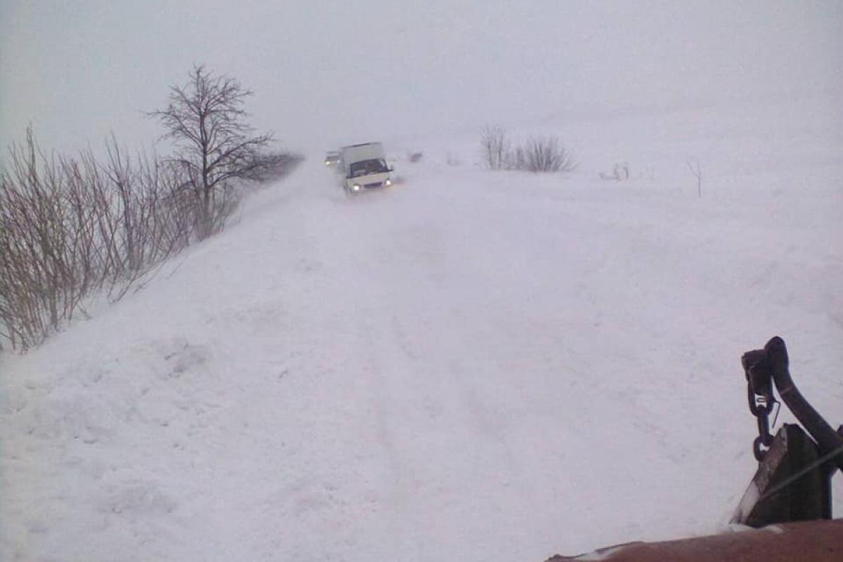 Село на Луганщине оказалось в снежном плену: около 200 человек "отрезаны от мира" Село на Луганщине оказалось в снежном плену: около 200 человек "отрезаны от мира"
