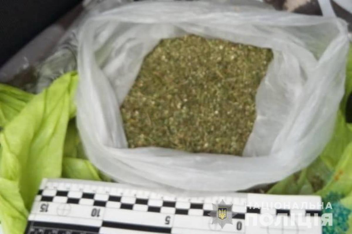 На Луганщине 10 лет тюрьмы грозит дельцу, который "снабжал" жителей области наркотиками На Луганщине 10 лет тюрьмы грозит дельцу, который "снабжал" жителей области наркотиками