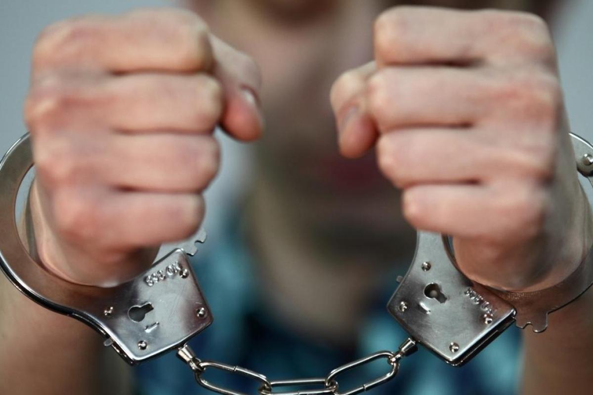 На Луганщине арестовали местного жителя, который забил товарища кувалдой На Луганщине арестовали местного жителя, который забил товарища кувалдой