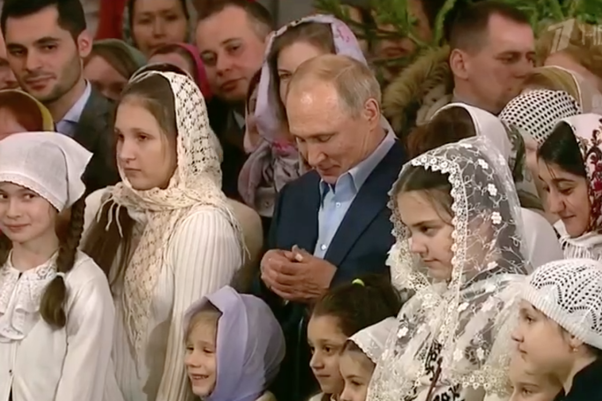 Путин пришел в церковь с перевязанной раной: кадры Путин пришел в церковь с перевязанной раной: кадры