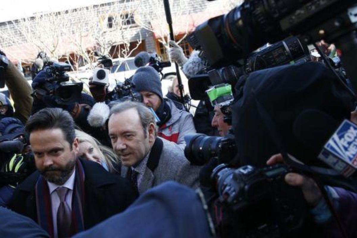 Кевин Спейси явился в суд по делу о домогательствах: актеру предъявили обвинения Кевин Спейси явился в суд по делу о домогательствах: актеру предъявили обвинения