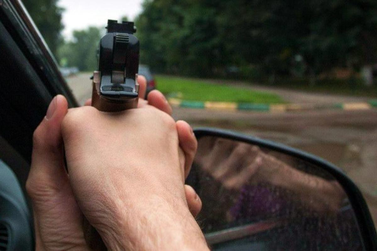 В Киеве водитель BMW стрелял в прохожего с собакой