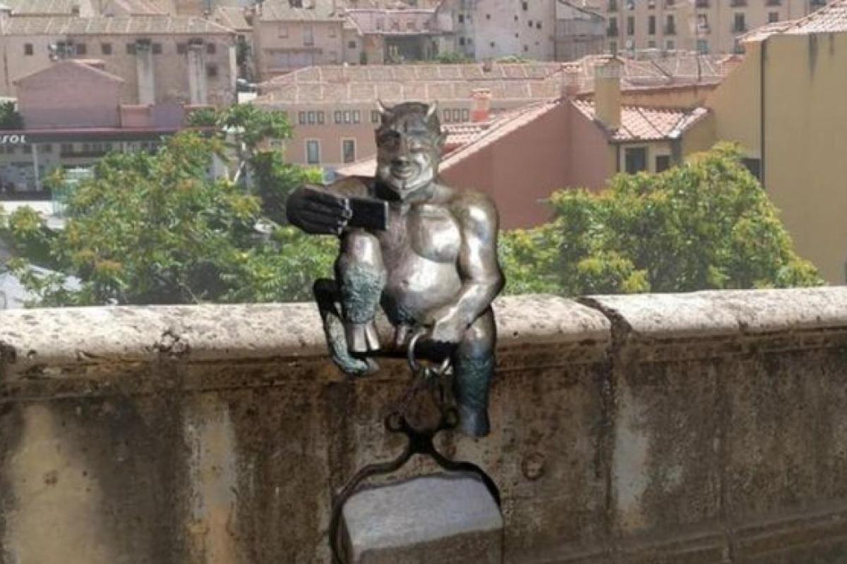 В Испании установили скульптуру дьявола, делающего селфи