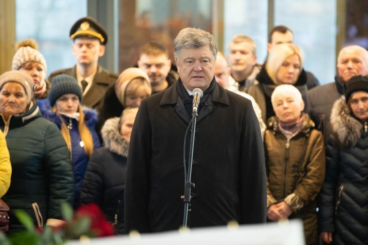 Порошенко заявил, что Донецкий аэропорт будет восстановлен Порошенко заявил, что Донецкий аэропорт будет восстановлен