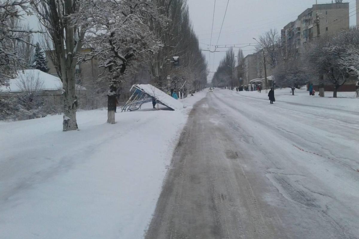 В Лисичанске рухнула автобусная остановка В Лисичанске рухнула автобусная остановка
