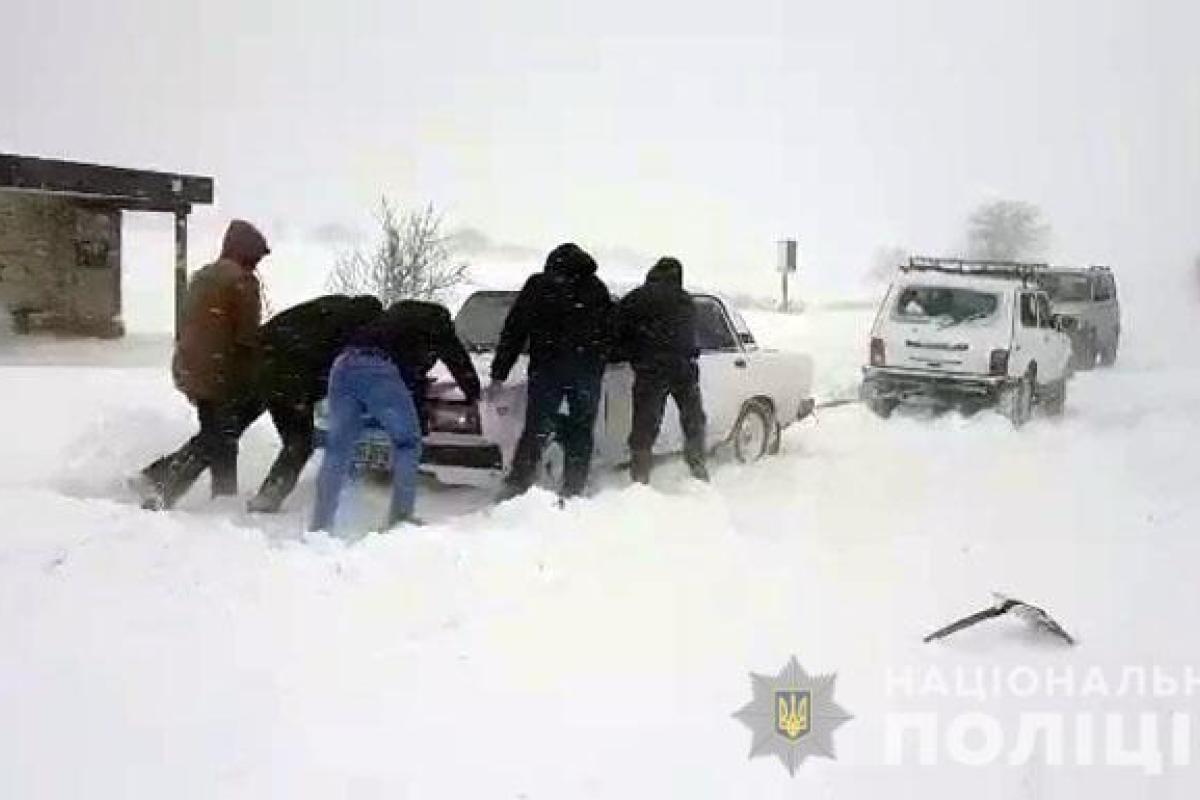 На Донетчине дороги замело снегом: полицейские показали, как спасают машины из заносов На Донетчине дороги замело снегом: полицейские показали, как спасают машины из заносов