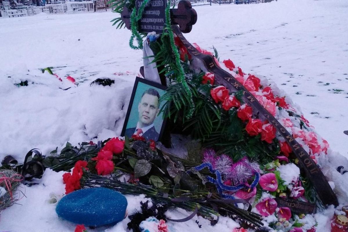 Елки, мишура, сигареты: что происходит на могиле Захарченко в новогодние праздники Елки, мишура, сигареты: что происходит на могиле Захарченко в новогодние праздники