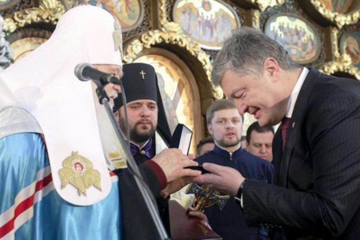 Филарет вручил Порошенко орден святого апостола Андрея Первозванного Филарет вручил Порошенко орден святого апостола Андрея Первозванного