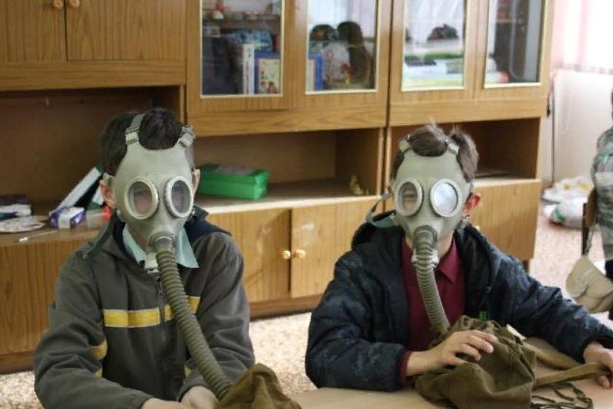 В России опоздавших семиклассников заставили просидеть урок в противогазах 