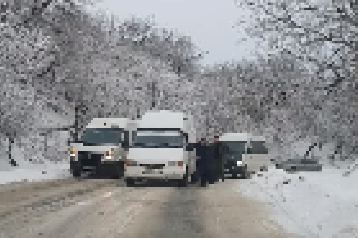 В Лисичанске перекрыли дорогу к железнодорожному вокзалу В Лисичанске перекрыли дорогу к железнодорожному вокзалу
