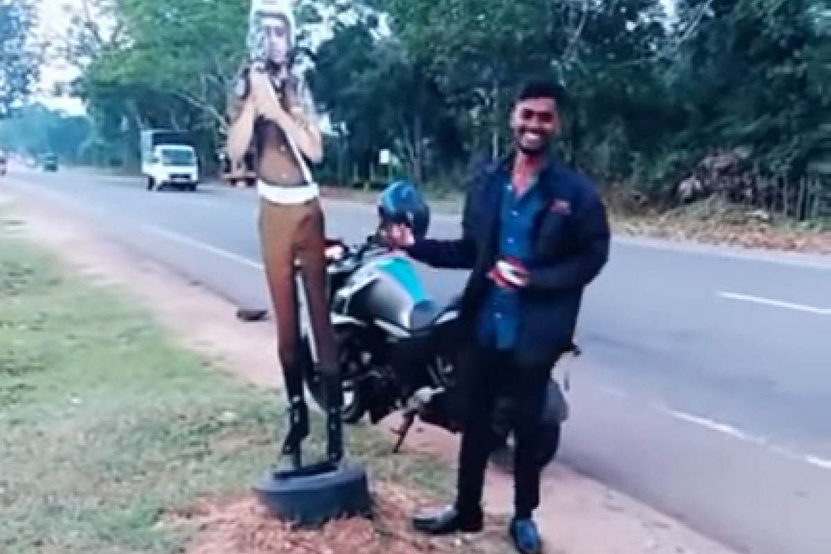 На Шри-Ланке двух мужчин задержали за "подкуп" картонного полицейского