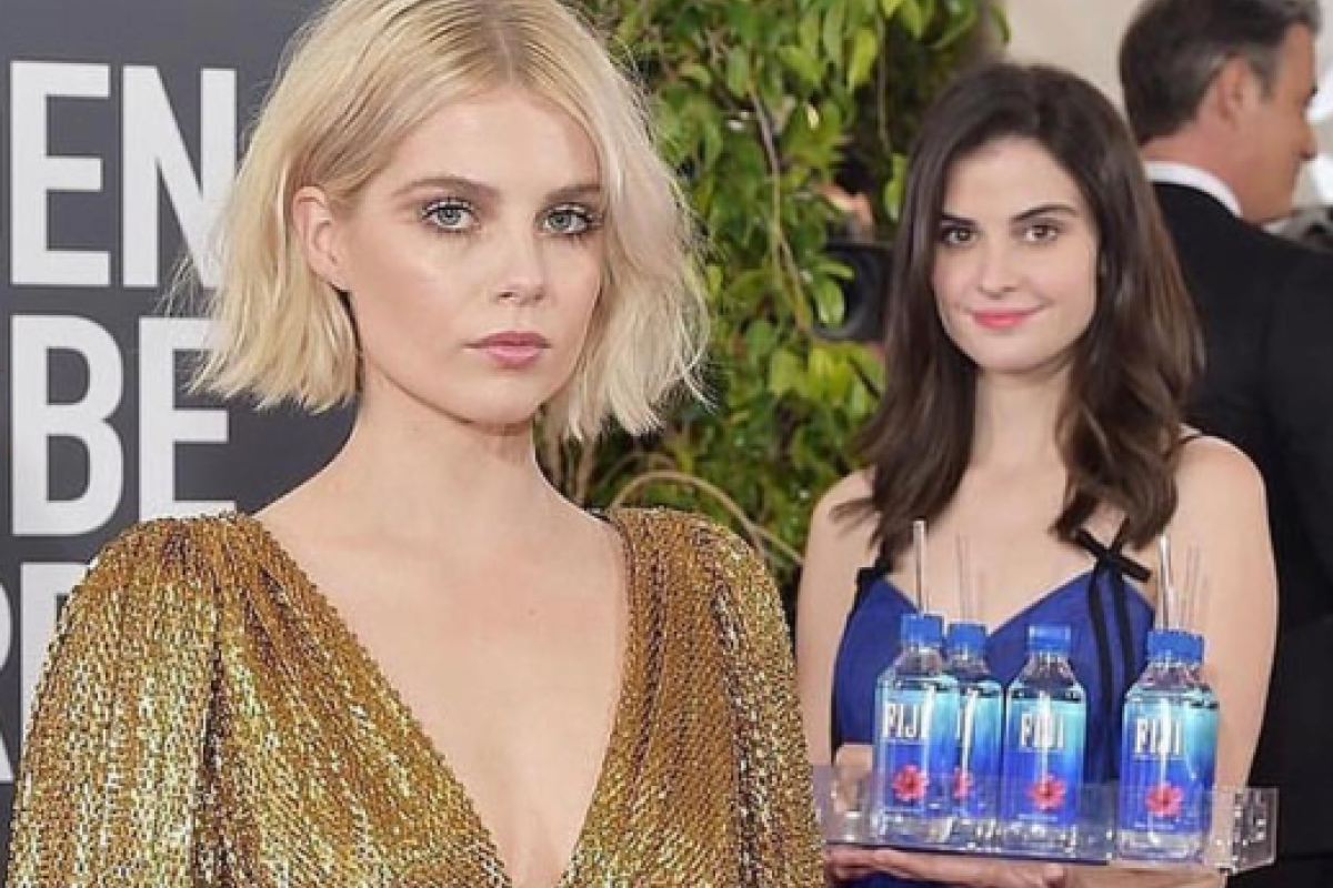 Главной "звездой" на красной дорожке "Золотого глобуса" стала промоутер с водой