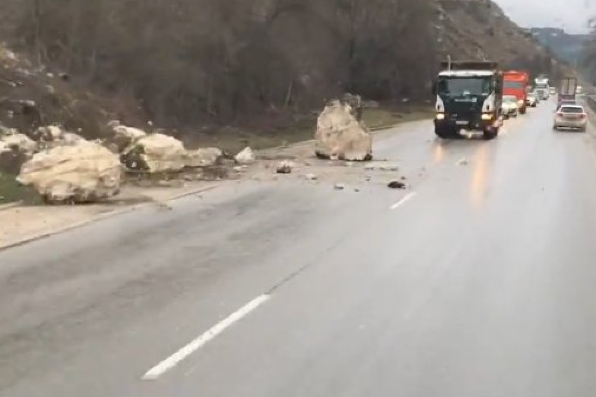 "Камни с неба": В Крыму в нескольких местах обвалились скалы "Камни с неба": В Крыму в нескольких местах обвалились скалы