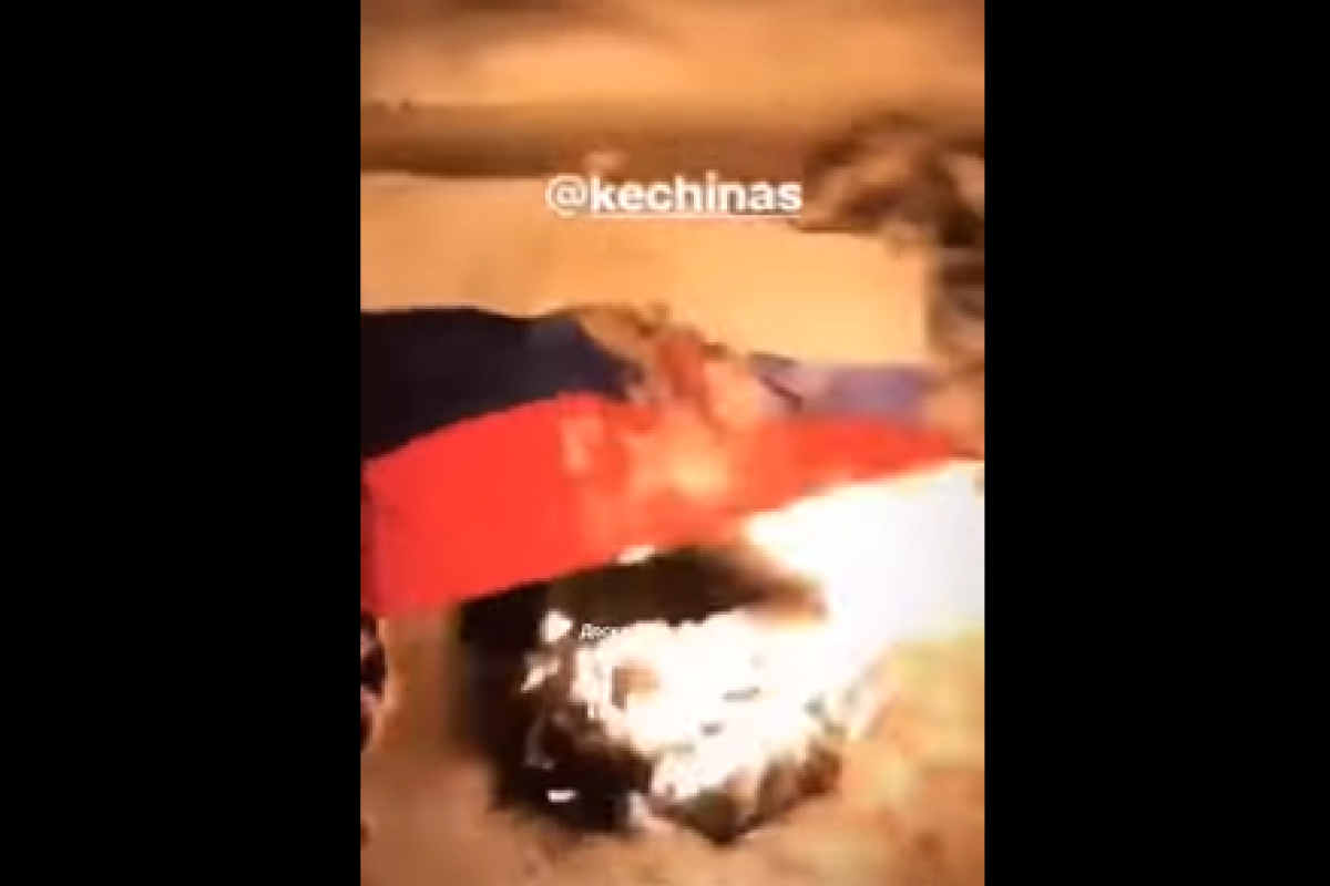 В Мордовии девушки сожгли российский флаг: обнародовано видео В Мордовии девушки сожгли российский флаг: обнародовано видео