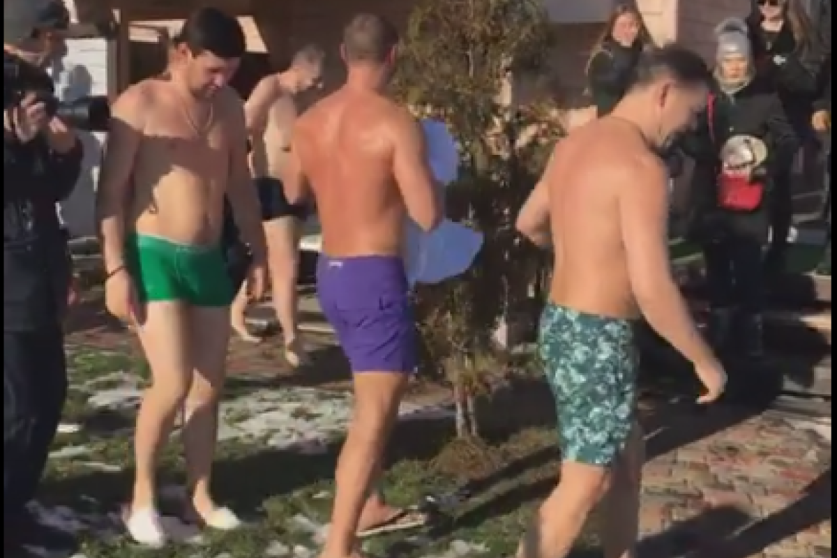 Депутаты во главе с Ляшко нырнули в прорубь: видео Депутаты во главе с Ляшко нырнули в прорубь: видео