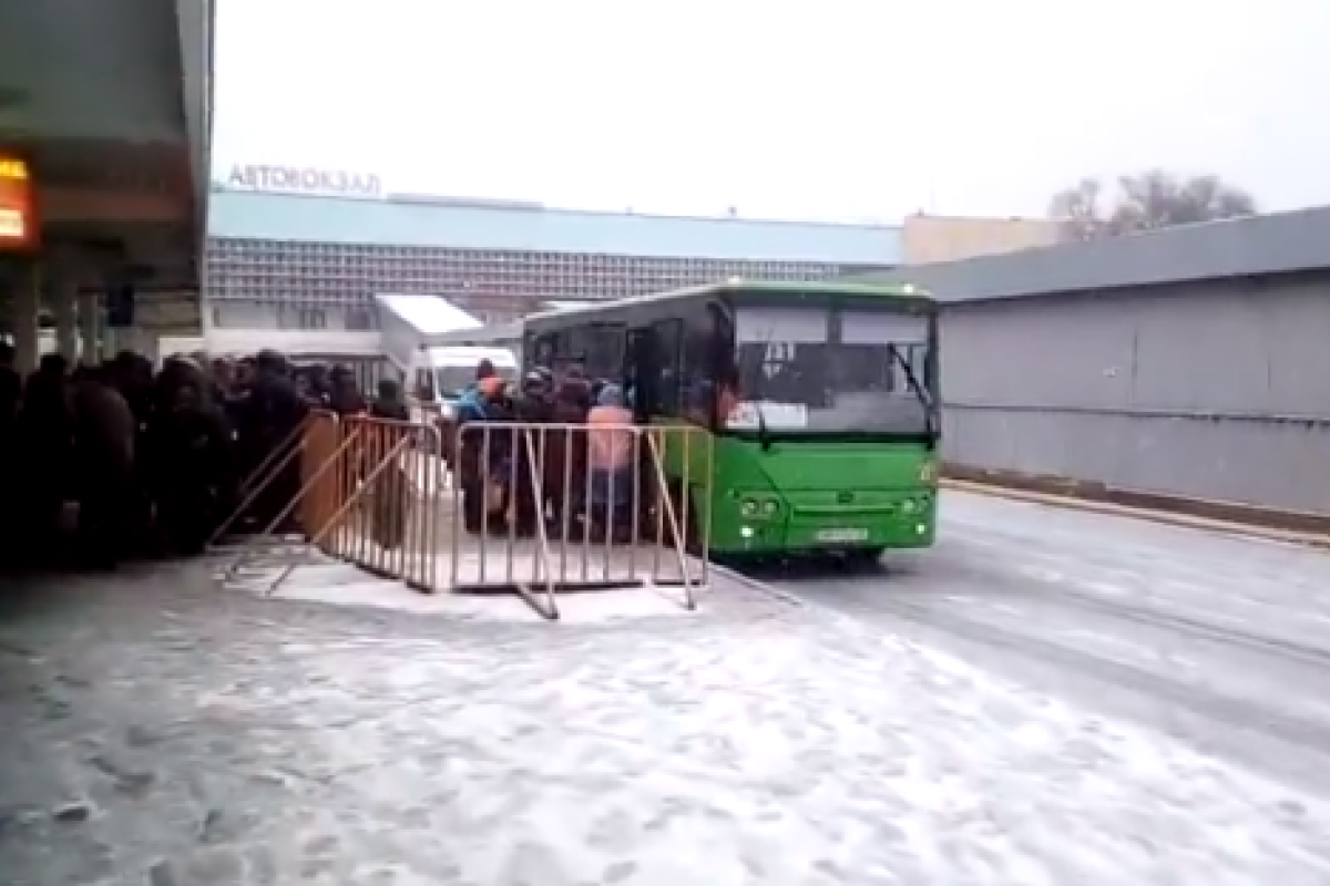 В сети показали огромную очередь на автовокзале Луганска: жители ОРЛО едут в Станицу