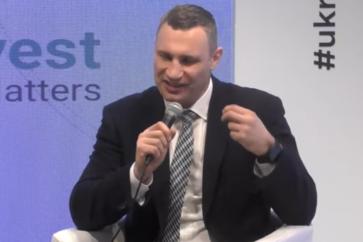 Насмешил брата: Кличко не смог выговорить слово в Давосе Насмешил брата: Кличко не смог выговорить слово в Давосе