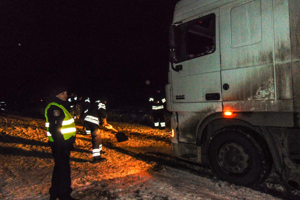 В Лисичанске спасатели вытянули из снежного плена 5 автомобилей В Лисичанске спасатели вытянули из снежного плена 5 автомобилей