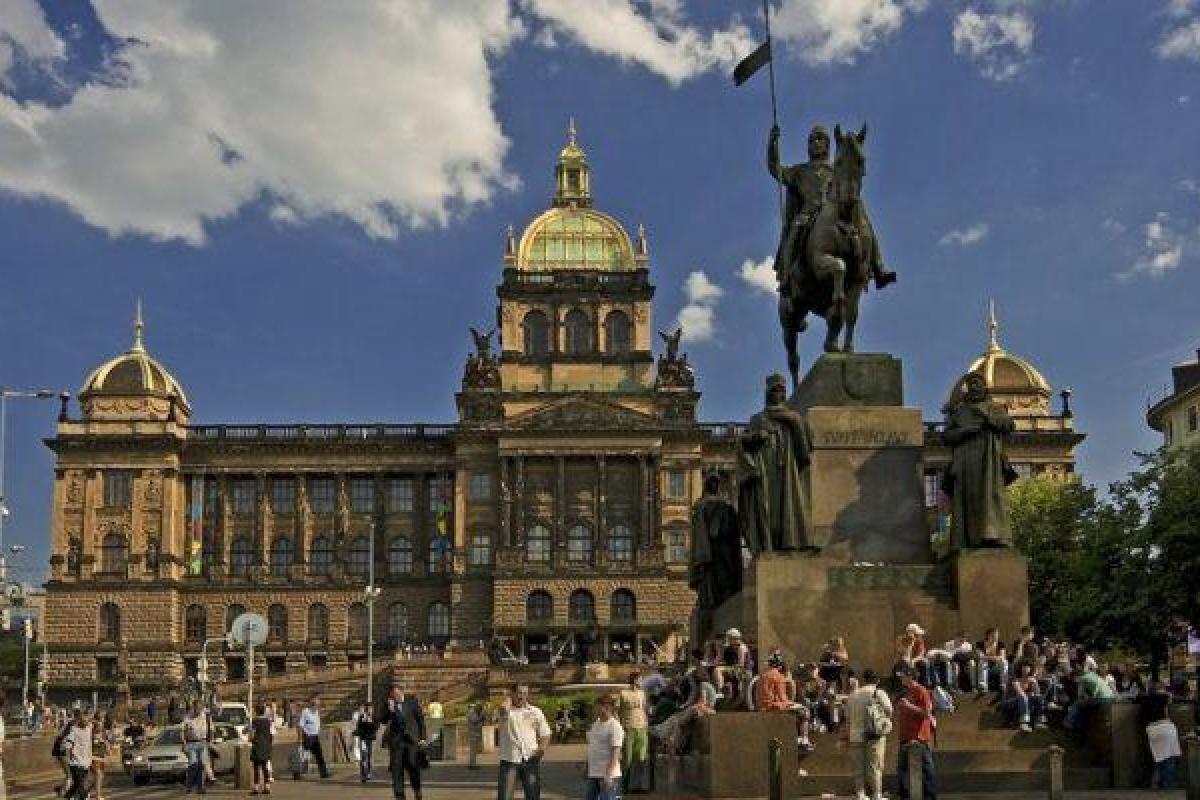 В центре Праги мужчина пытался сжечь сам себя