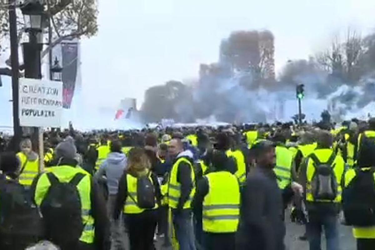 Во Франции продолжаются протесты "желтых жилетов": задержаны более 200 человек Во Франции продолжаются протесты "желтых жилетов": задержаны более 200 человек