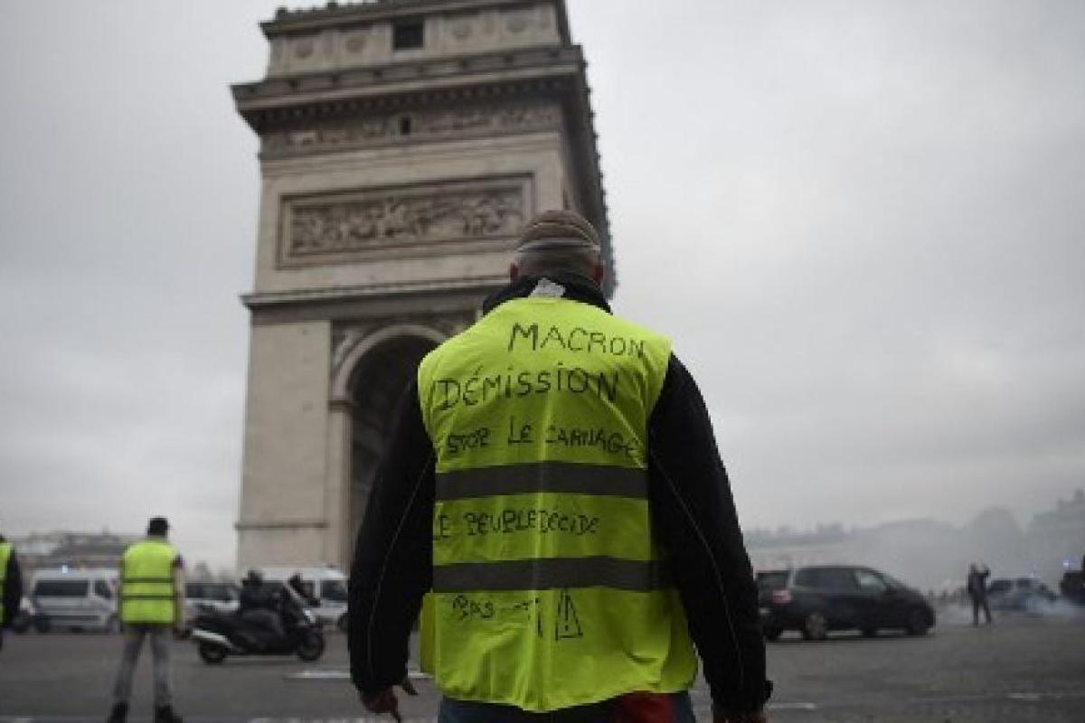 Во Франции вспыхнула новая волна протестов "желтых жилетов"