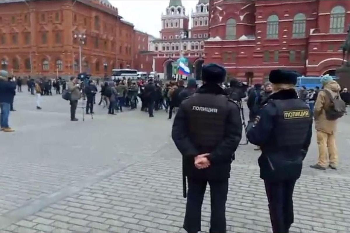"Скоро в Путина плевать начнут": Московский школьник на спор пнул полицейского