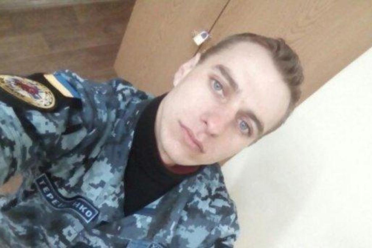 Военнопленный моряк шокирует персонал российского СИЗО трезубцем на затылке Военнопленный моряк шокирует персонал российского СИЗО трезубцем на затылке