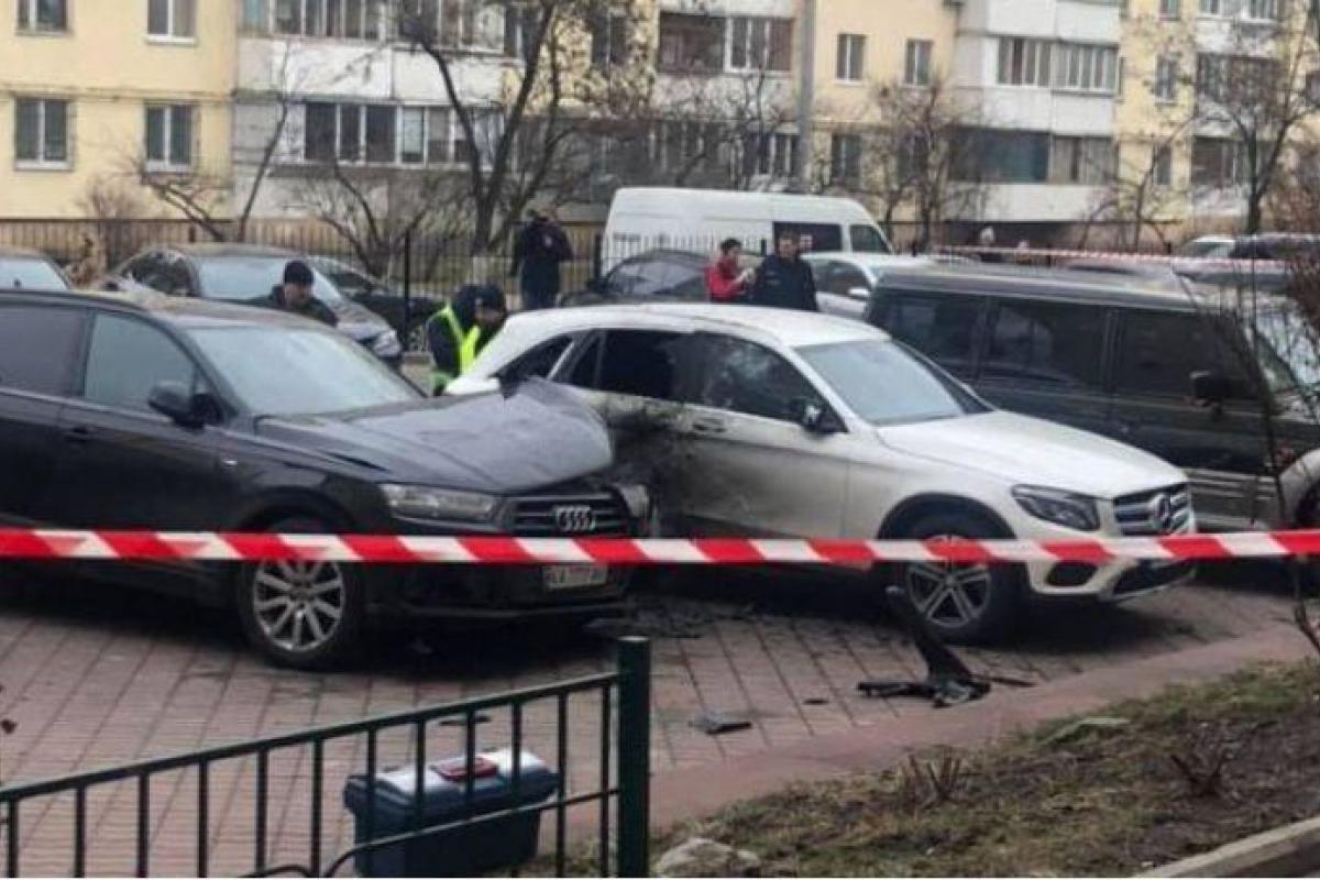 В Киеве в автомобиль бросили гранату В Киеве в автомобиль бросили гранату