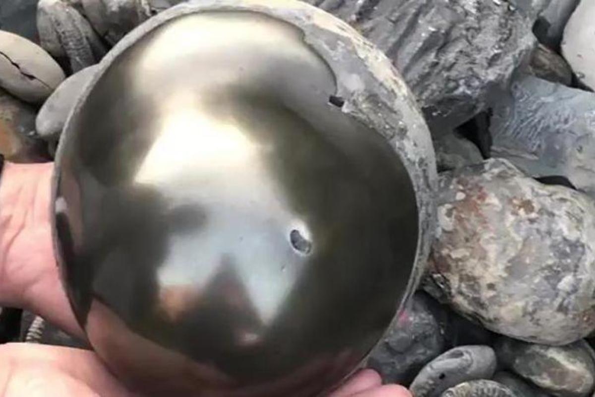 На пляже Великобритании обнаружили древний артефакт, которому более 185 миллионов лет