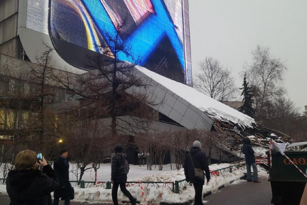 В Москве обвалилось крыльцо НИИ, в котором рассчитывали нагрузку для Крымского моста В Москве обвалилось крыльцо НИИ, в котором рассчитывали нагрузку для Крымского моста