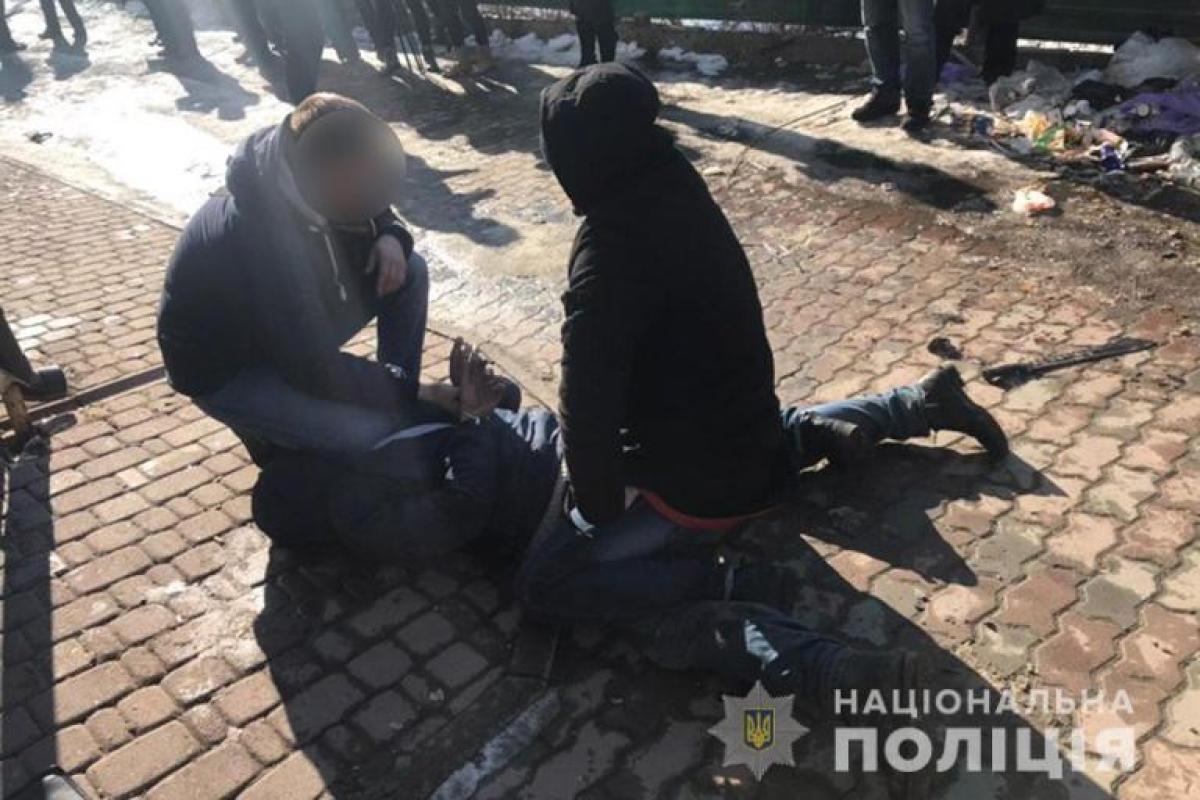 На Прикарпатье злоумышленник обстрелял радиостанцию и ранил полицейского ножом На Прикарпатье злоумышленник обстрелял радиостанцию и ранил полицейского ножом