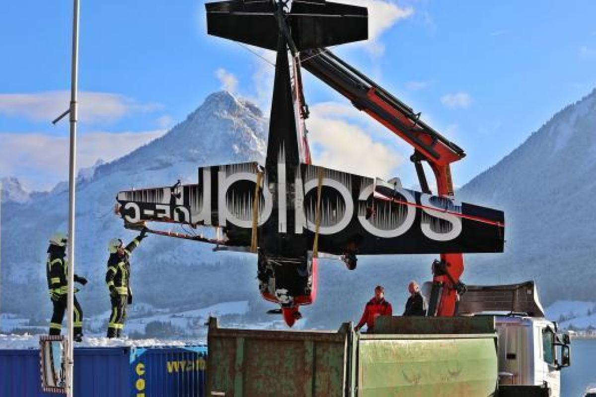 ЧП на авиашоу в Австрии: самолет разбился, пилота спасли ЧП на авиашоу в Австрии: самолет разбился, пилота спасли