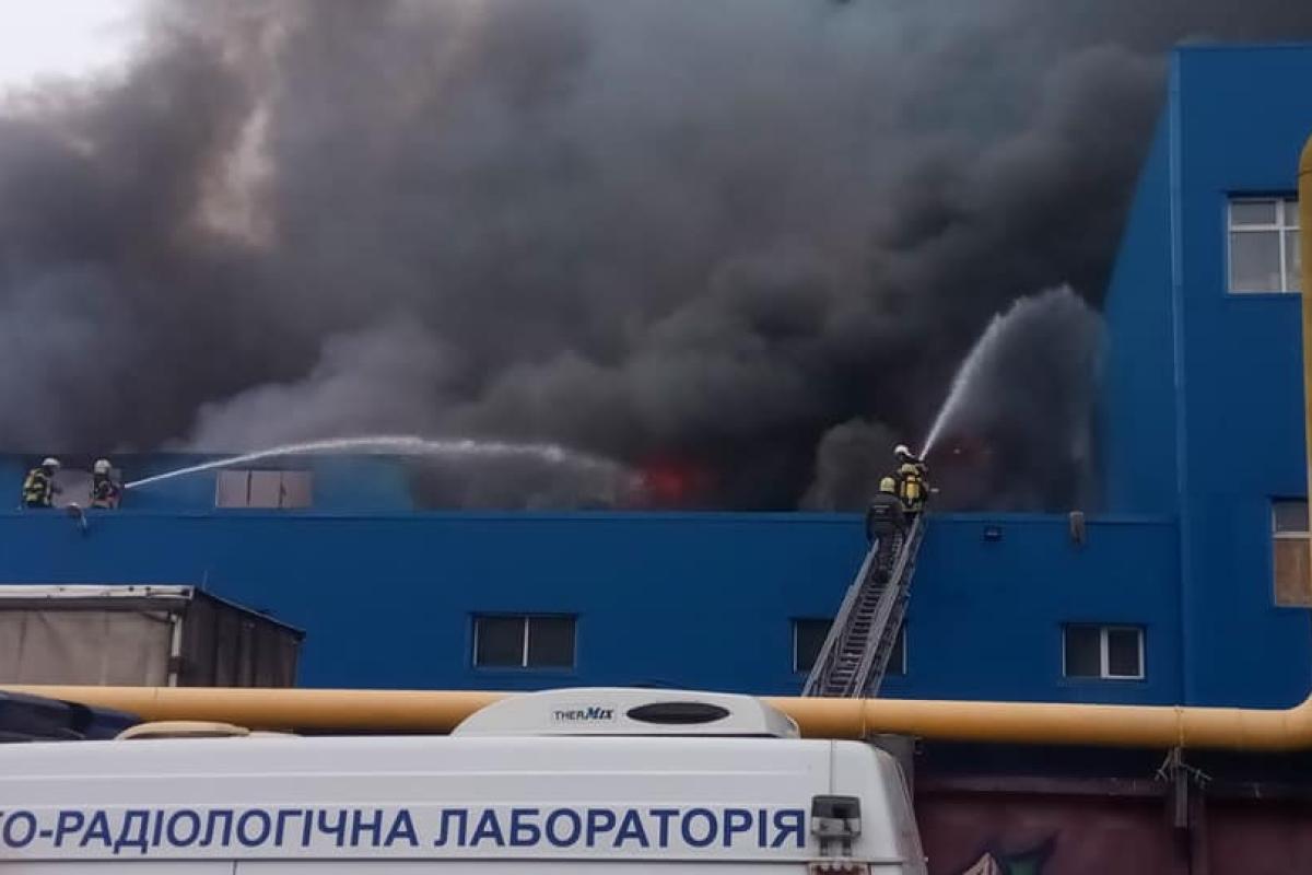 В Киеве горят склады: площадь пожара достигла 5 квадратных километров В Киеве горят склады: площадь пожара достигла 5 квадратных километров