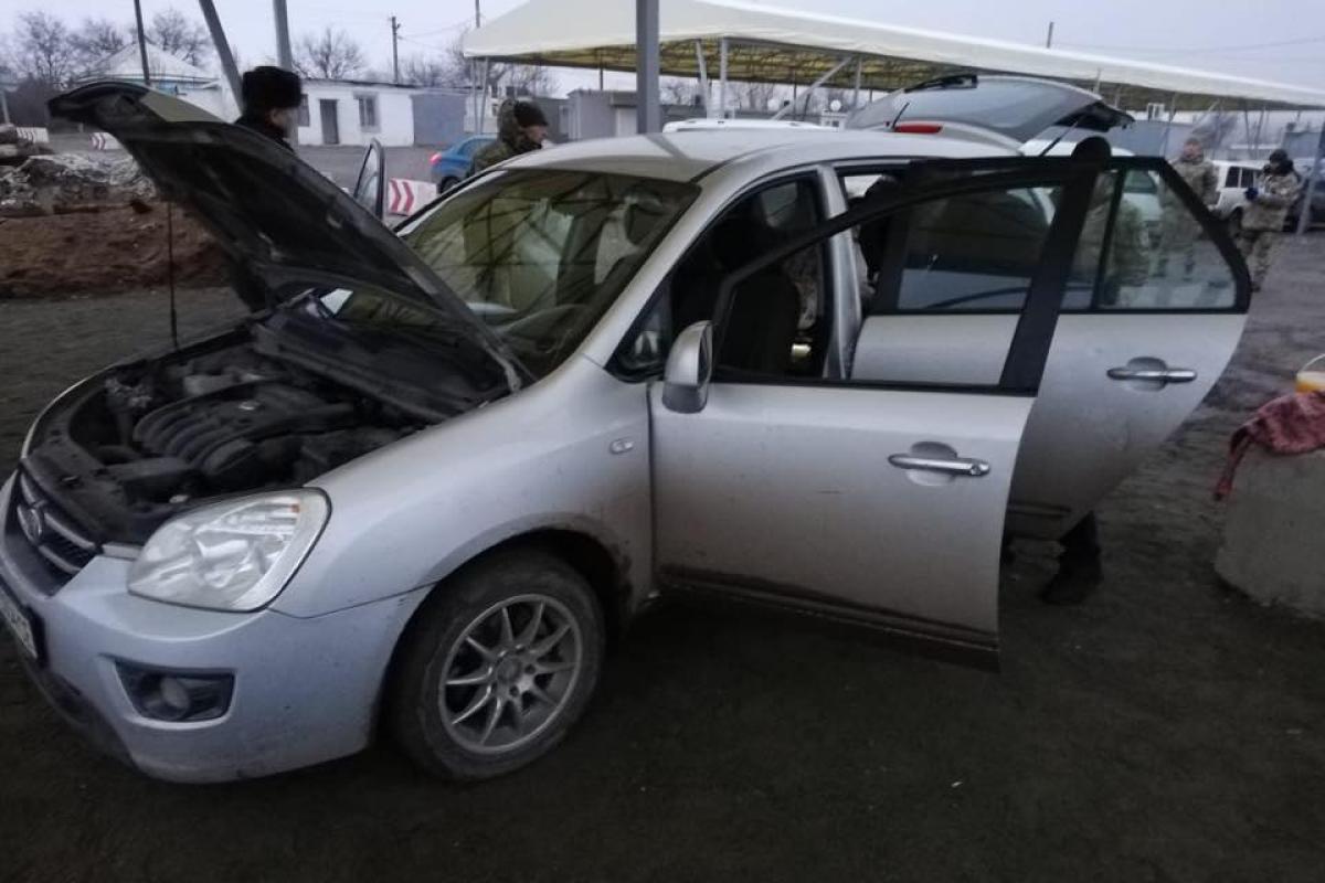 Житель Мариуполя съездил в ОРДЛО и вернулся на заминированном автомобиле: взрывчатку выявили на КПВВ Житель Мариуполя съездил в ОРДЛО и вернулся на заминированном автомобиле: взрывчатку выявили на КПВВ